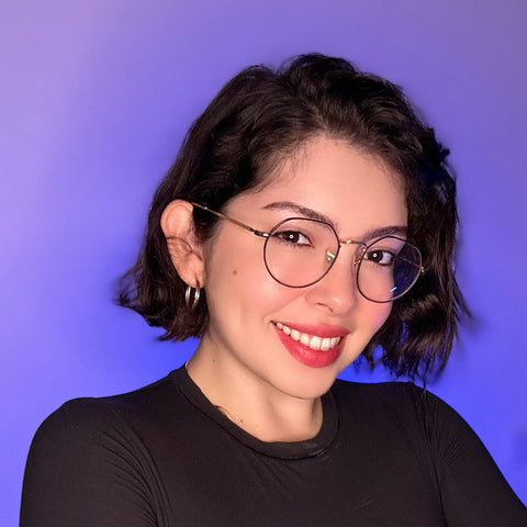 Portrait of Jazmine Song, co-founder of MandoLearn, a company focused on making Chinese graded readers, smiling against a gradient purple background.